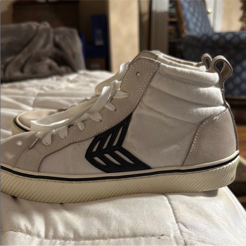 Cariuma Women’s‎ High Skate Off-White Vintage Suede Black Logo Sneaker Sz 8